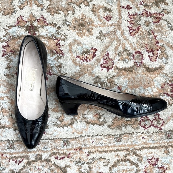 Vintage 80s Salvatore Ferragamo Black Patent Leather Kitten Block Heels 8.5 AA - Picture 1 of 5